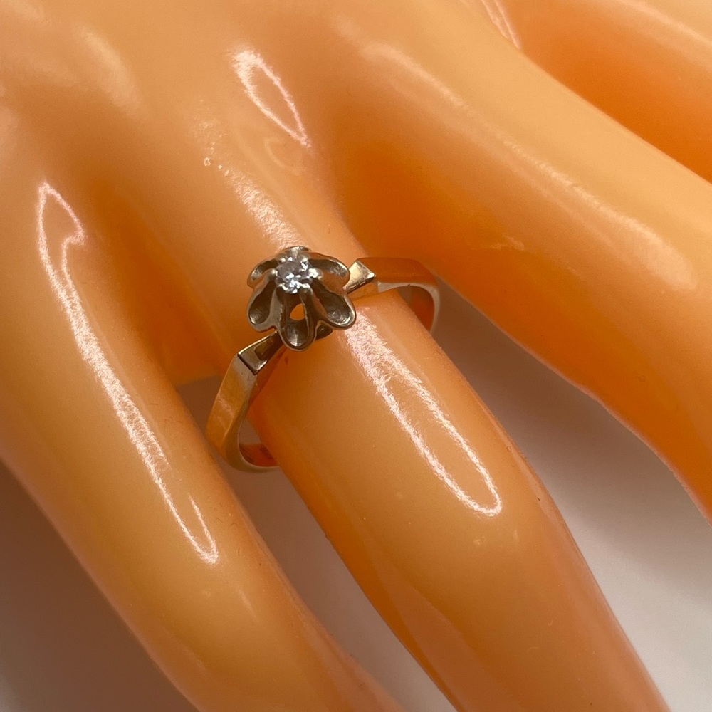 14k Gold Lady’s Ring With Diamond Size6-6.75